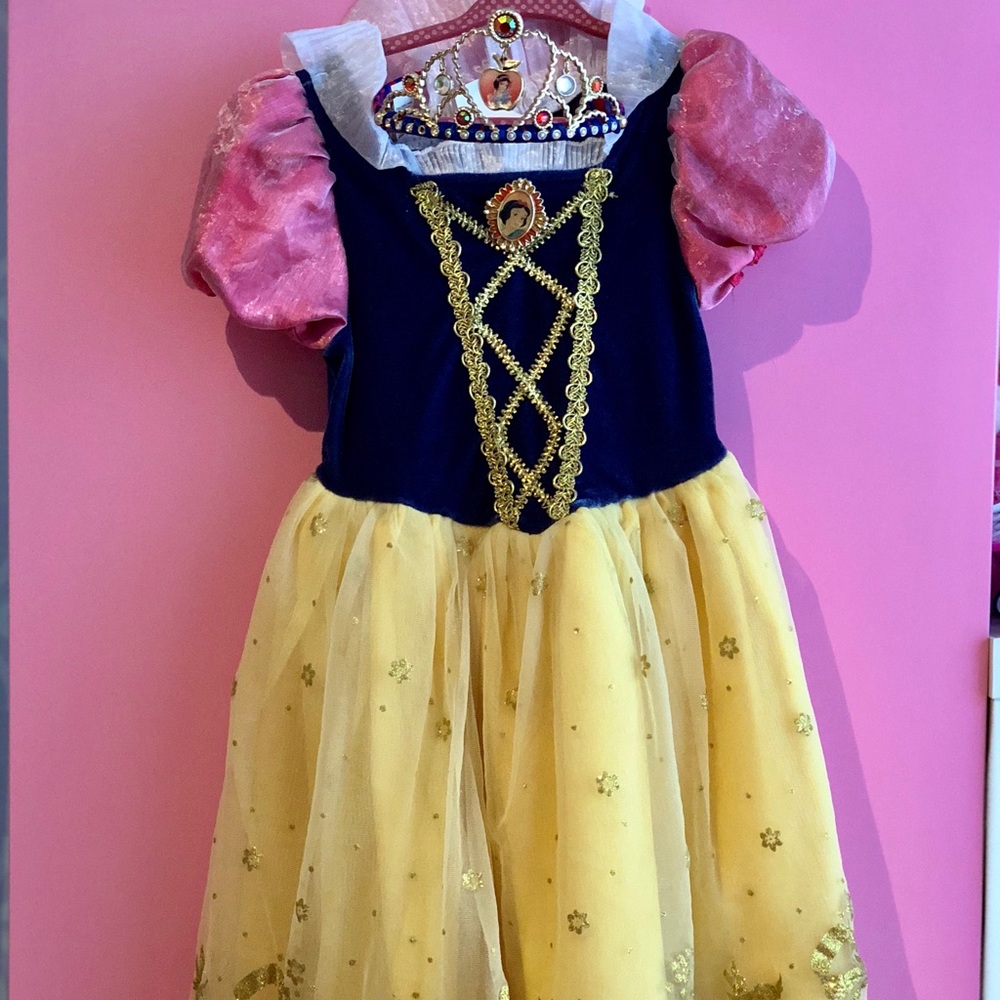 Snow White Costume comes with a crown
